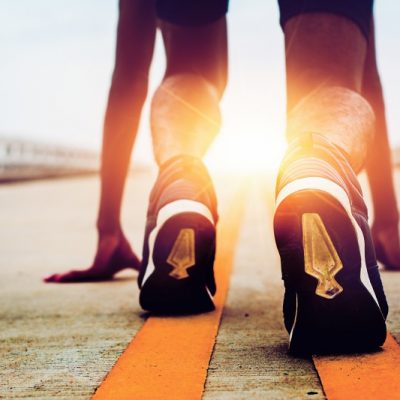 Hardloper met sportschoenen klaar voor de start